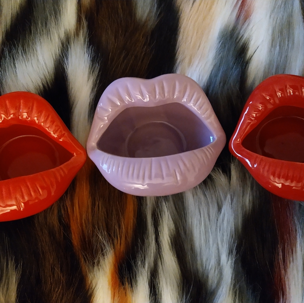 Lip-shaped ashtrays